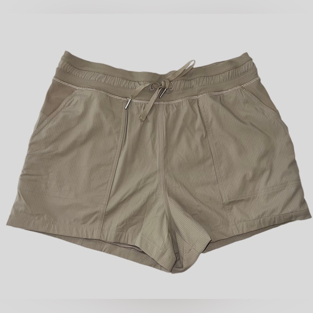 Lululemon Dance Studio High-Rise Short 3.5"
Sheer Oak
Size 10